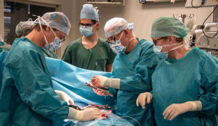 Stovky pacientů a podezřelé operace. Ministerstvo zdravotnictví podalo trestní oznámení