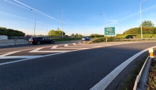 Moderní čtyřpruh s mosty a protihlukovými stěnami. Obchvat Líbivé míří do realizace