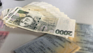 Nechtěl nechat zvážit náklaďák, raději zaplatil sto tisíc. Na místě a v hotovosti