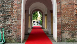 Projít se po červeném koberci může každý. Stačí projít Terezskou bránou