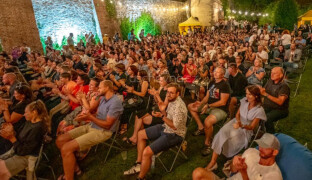 Akce na víkend: Fotbal, loutkové divadlo i masopust v centru