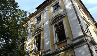 Zapomenuté stavby: Ještě čtyřicet let po požáru chátrá. Na opravu zámku nejsou peníze