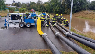 FOTOREPORT: Do Olomouce míří dvacetiletá voda. Sever je odříznutý od zbytku kraje