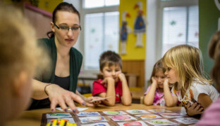 Děti v Chomoutově se vrátily do moderní školky. Nabízí víc místa i úsporný provoz