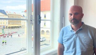 Mladí už drogy nekupují na ulici, ale online, říká David Bezdomnikov z Podaných rukou