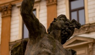 FOTOREPORT: Patron obchodu Merkur dohlíží na Olomouc