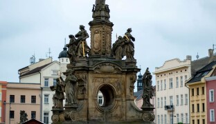 FOTOREPORT: Historie, patroni a studentská legenda. Prohlédněte si Mariánský sloup