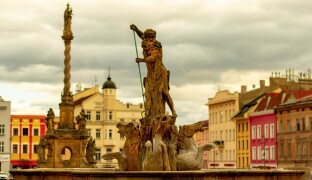 FOTOREPORT: Bůh moří krotí vody ve fontáně. Podobnou najdete i v Gdaňsku