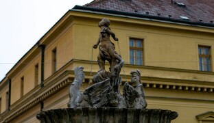 FOTOREPORT: Muži a delfíni. Kašna neznámého umělce zdobí náměstí Republiky