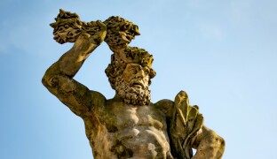 FOTOREPORT: Místo boha stával v kašně světec. Ten teď hlídá statek ve Skrbeni