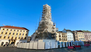 Sloup uvidí kolemjdoucí už letos. Opravy se chýlí ke konci