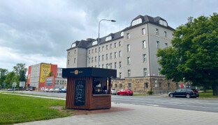 Povede tudy cyklostezka. Stánek s kávou u křižovatky končí