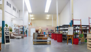 Re-use centrum Druhá Dobrodruhá za rok zachránilo 20 tun věcí