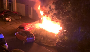 VIDEO: V Olomouci hořelo sedm kontejnerů. V jednom případě poškodil požár auto