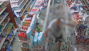 VIDEO: Rozbil pokladnu i vitríny, házel cihly do aut. Běsnění muže skončilo zadržením