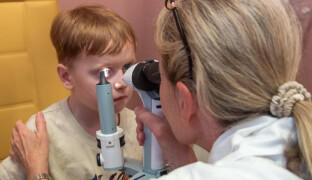 Zlepšení péče nejmenších pacientů oční kliniky přinese nová štěrbinová lampa