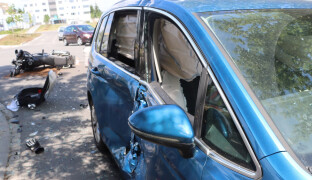 Řidička přehlédla motorkáře na hlavní. Po nehodě skončil ve FN Olomouc