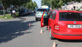 Cyklistka se zranila po nárazu do dveří. Policisté hledají svědky nehody