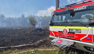 Na Olomoucku hoří asi na sedmi hektarech les, požár pomáhá hasit vrtulník