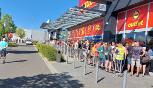 Lidl otevřel outlet v Olomouci, zákazníci stáli frontu už od čtyř ráno