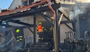 AKTUÁLNĚ: Hasiči likvidují požár na Bouzovsku