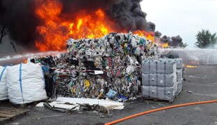 AKTUÁLNĚ: Na Přerovsku hoří skládka plastů