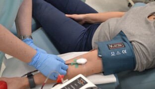 Zahraniční dovolená může dárce krve dočasně diskvalifikovat