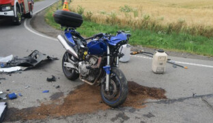 Na křižovatce u Smržic zemřel motorkář, náklaďák mu nedal přednost