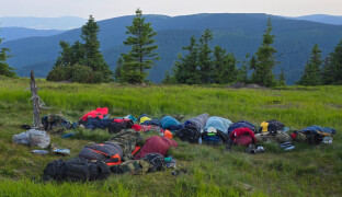 Spaní ve stanu může přijít draho. Turisté porušují pravidla nocování v CHKO