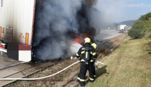Hasiči likvidovali dva požáry dopravních prostředků. Hořel návěs a osobní auto