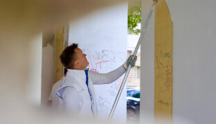 AKTUÁLNĚ: Pustil se do Terezské brány. Kovář čistí po vandalech další památku