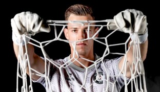 Brankář Vítek prodloužil v Manchesteru United