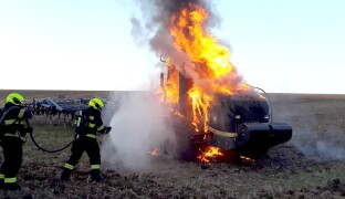 Na Prostějovsku shořel pásový traktor