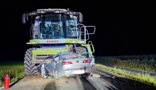 Srazil se s kombajnem. Řidič osobního auta nehodu nepřežil