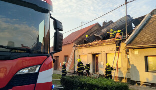 Dva požáry rodinných domů. Hořelo v Čelechovicích i v Kojetíně