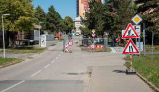 Ve FN Olomouc probíhá výměna chodníků. Práce potrvají do září