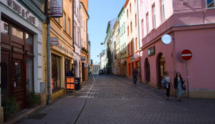 Driftování a skoky z auta na auto. Centrum Olomouce obsadí filmaři