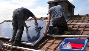 Energie ze střechy školy může napájet městský bazén. Přerov brzy spustí projekt sdílené elektřiny