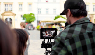 Filmaři natáčejí devadesátkový akčňák. Kde je potkáte?
