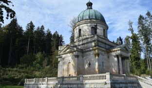 Zapomenuté stavby: Hrobku v Sobotíně opravuje obec. Po válce tady vykrádali rakve