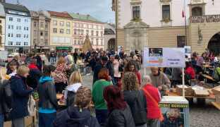 Prodali 600 misek a vydali 627 porcí. Na jubilejním ročníku Dne pro lidi bez domova se dařilo