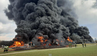 VIDEO: Černý kouř na Přerovsku. Po vykolejení vlaku hořely cisterny s benzenem