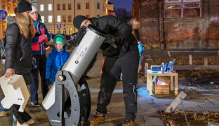 Z fyzika hvězdářem. Štipl ukazuje hvězdnou oblohu lidem