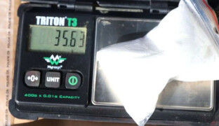 Policie dopadla prostějovského dealera. U sebe měl drogy a stovky tisíc