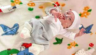 Vážila 386 gramů. Nejmenší miminko se má čile k světu