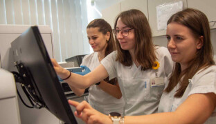 FN Olomouc otevřela první centrum centrální sekvenace v Česku. Zrychlí diagnostiku i léčbu