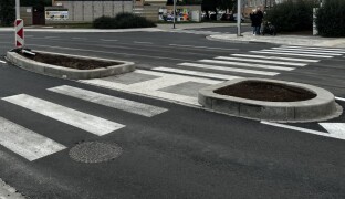 Překážka na trase nebo bezpečnostní bariéra? Nové ostrůvky mají chránit chodce i řidiče