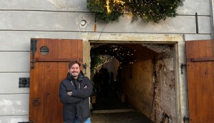 Vánoce mají být důvodem k setkání, říká Šimon Pelikán. Zve na náplavku i ke kapucínům