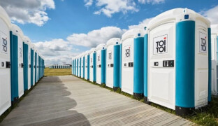 Klíčky od Mercedesu a večer v pohodlí domova. TOI TOI hledá nové členy týmu