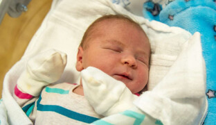 Prvním jarním miminkem je Sebastián. Vítáme tě, malý jarní zázraku, raduje se fakultka